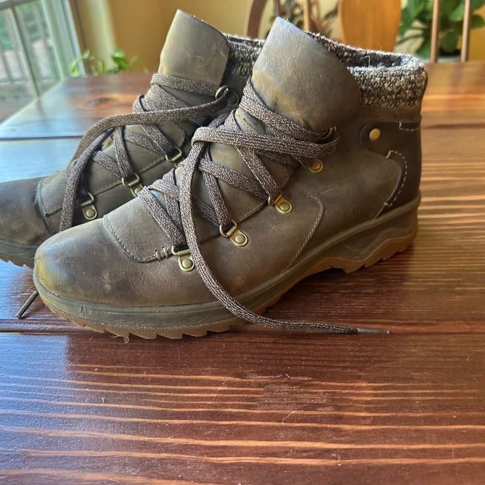 Merrell great condition Brown Lace-Up Hiking Boots